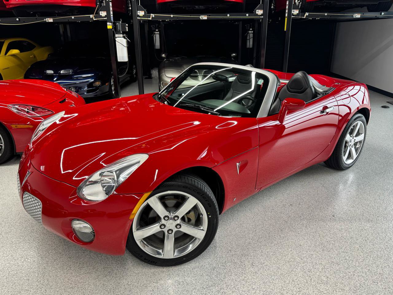 Used 2007 Pontiac Solstice Convertible w/ Premium Package RWD image 2