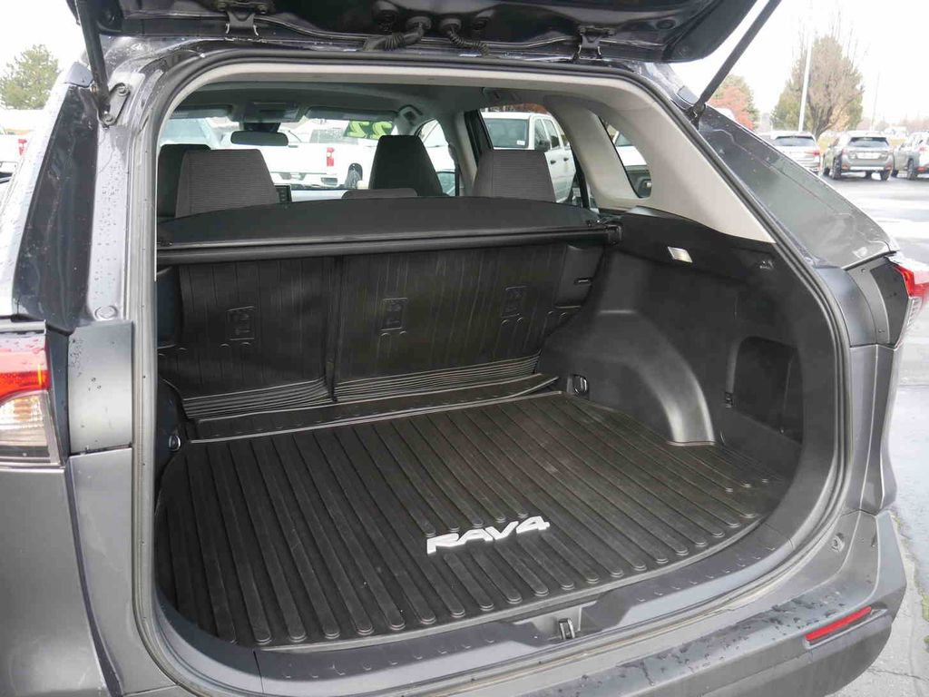 Used 2022 Toyota RAV4 LE image 9