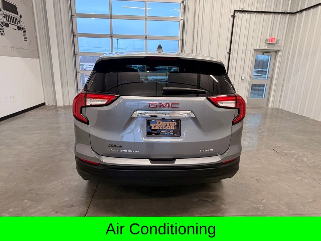 Used 2024 GMC Terrain SLE image 4