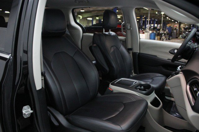 Used 2024 Chrysler Pacifica Touring-L image 23