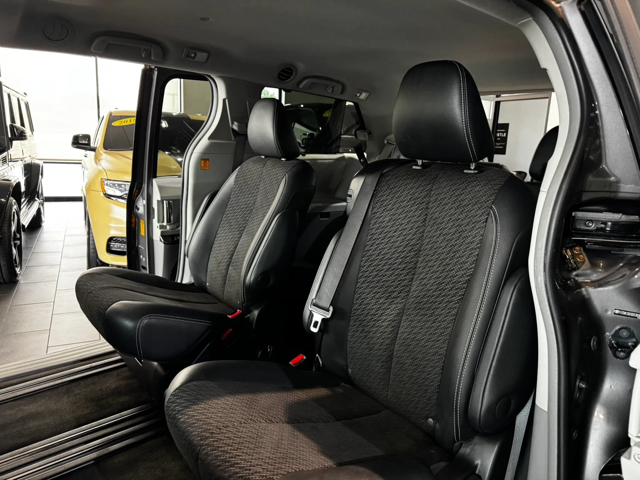 Used 2013 Toyota Sienna SE FWD image 18