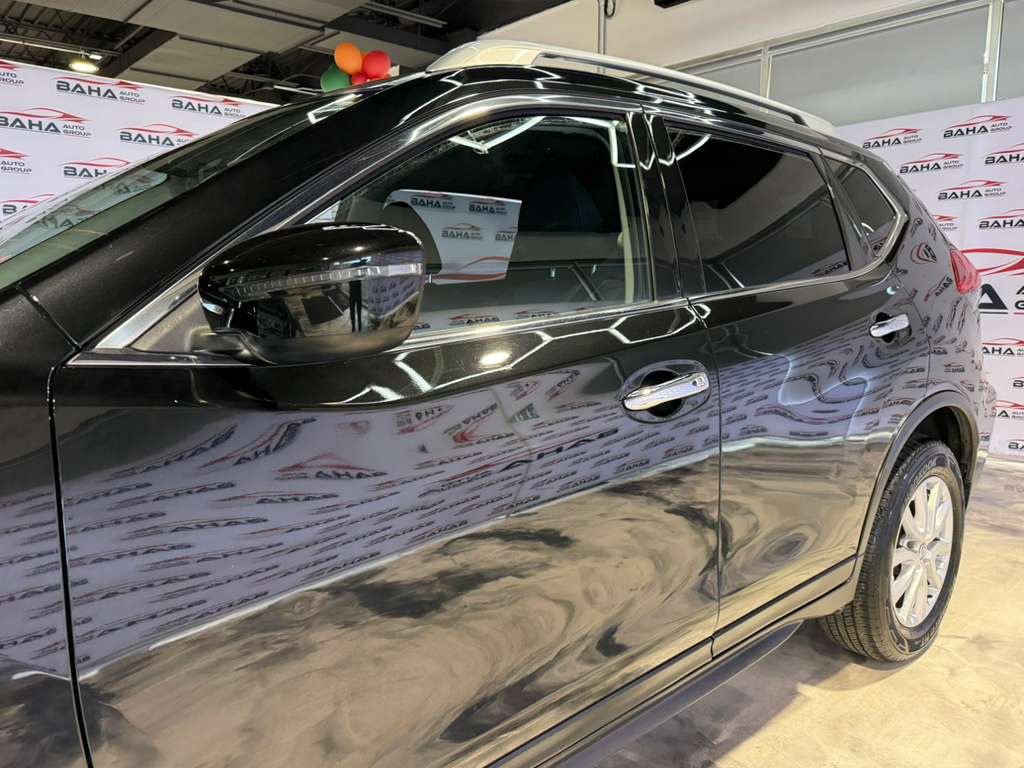 Used 2018 Nissan Rogue SV image 10