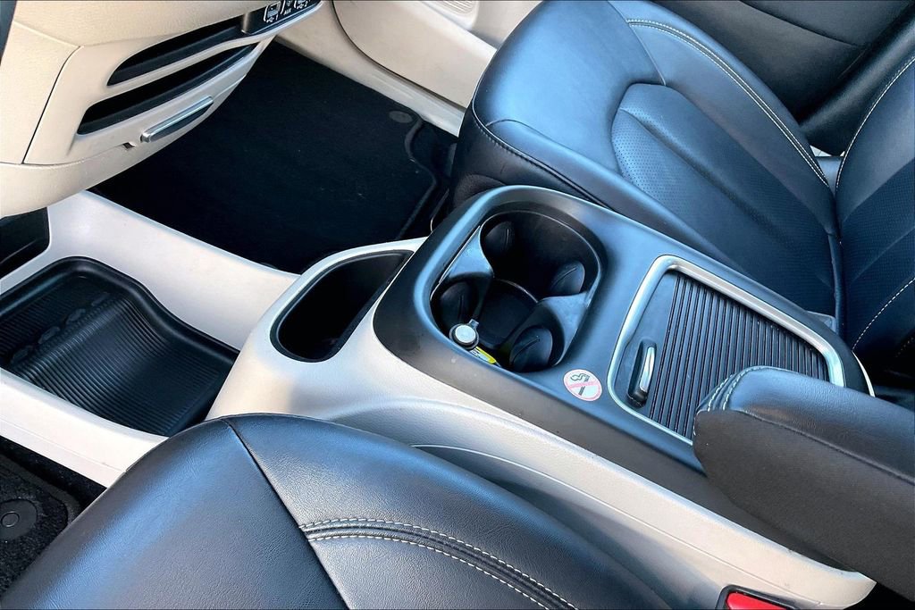 Used 2024 Chrysler Pacifica Touring-L image 18