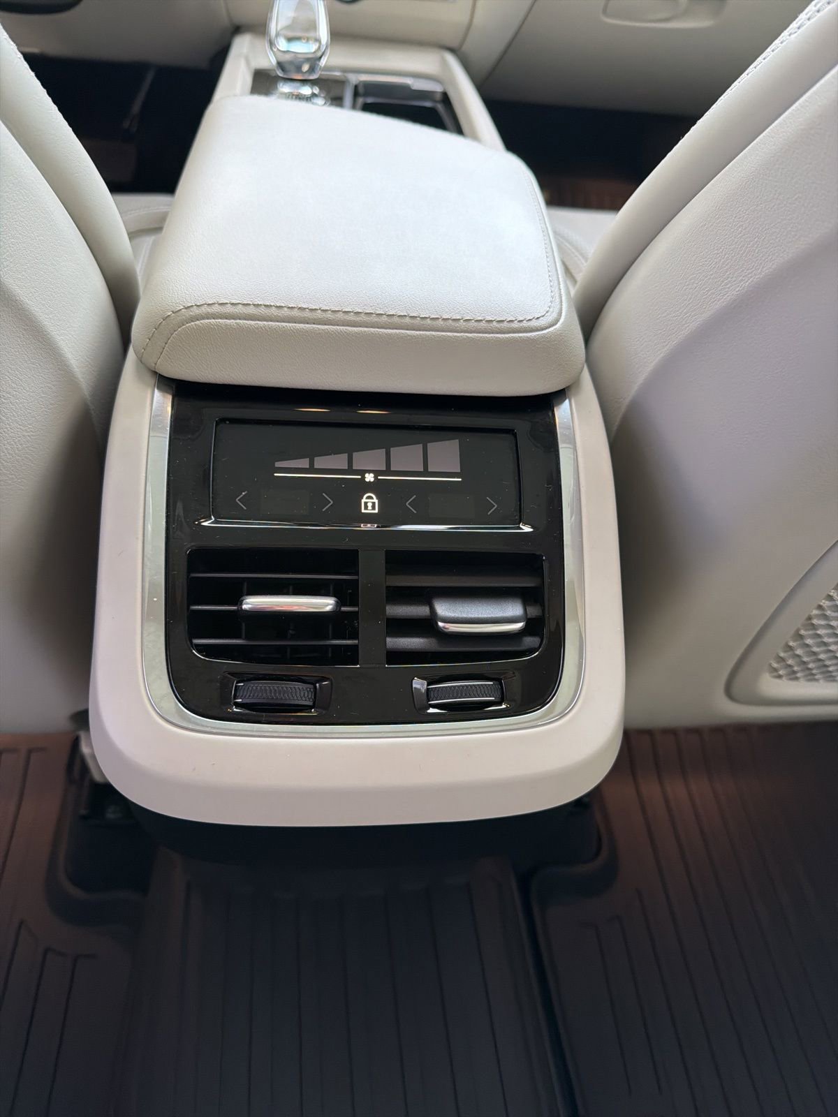 Used 2024 Volvo XC60 B5 Ultimate w/ Protection Package Premier image 30