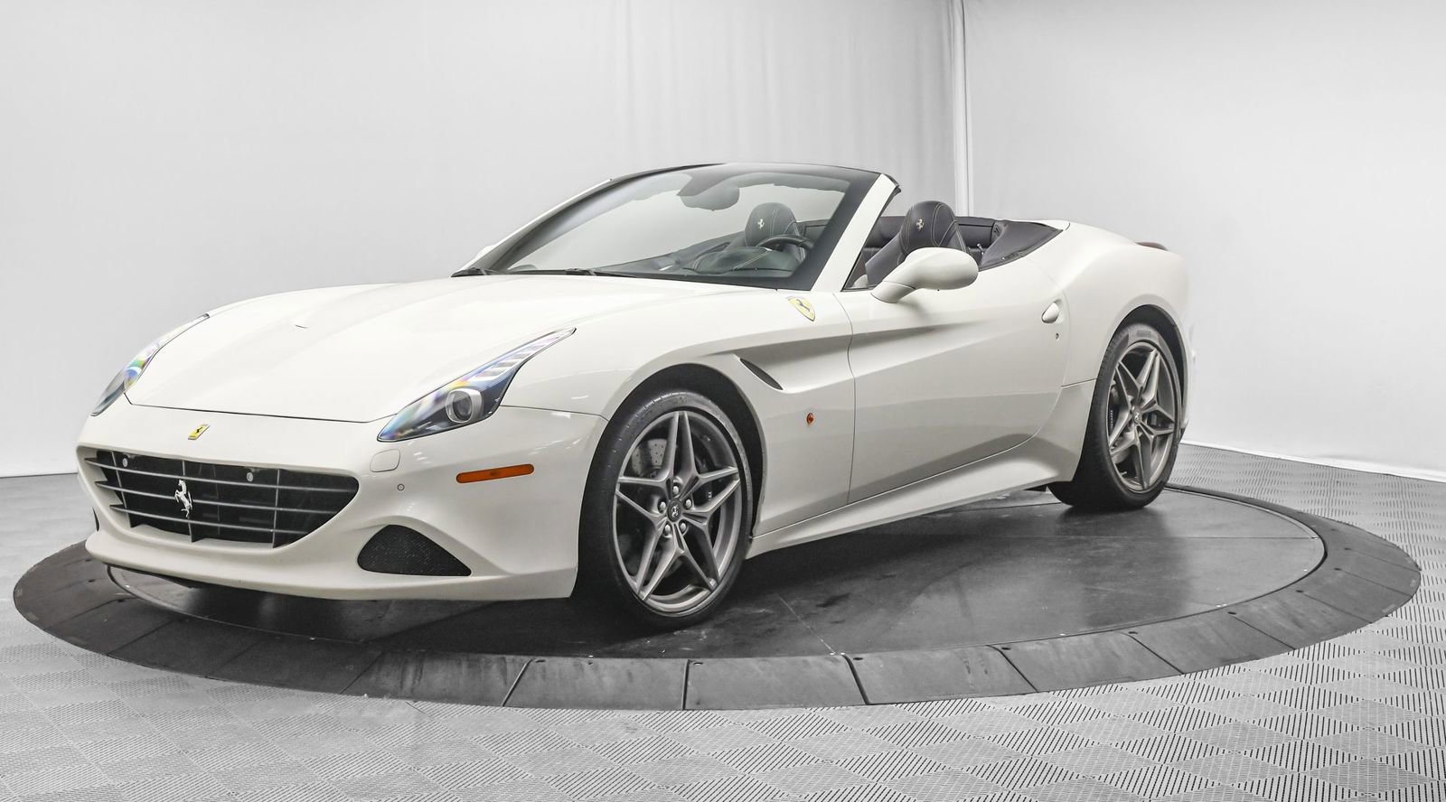 Used 2016 Ferrari California T image 4