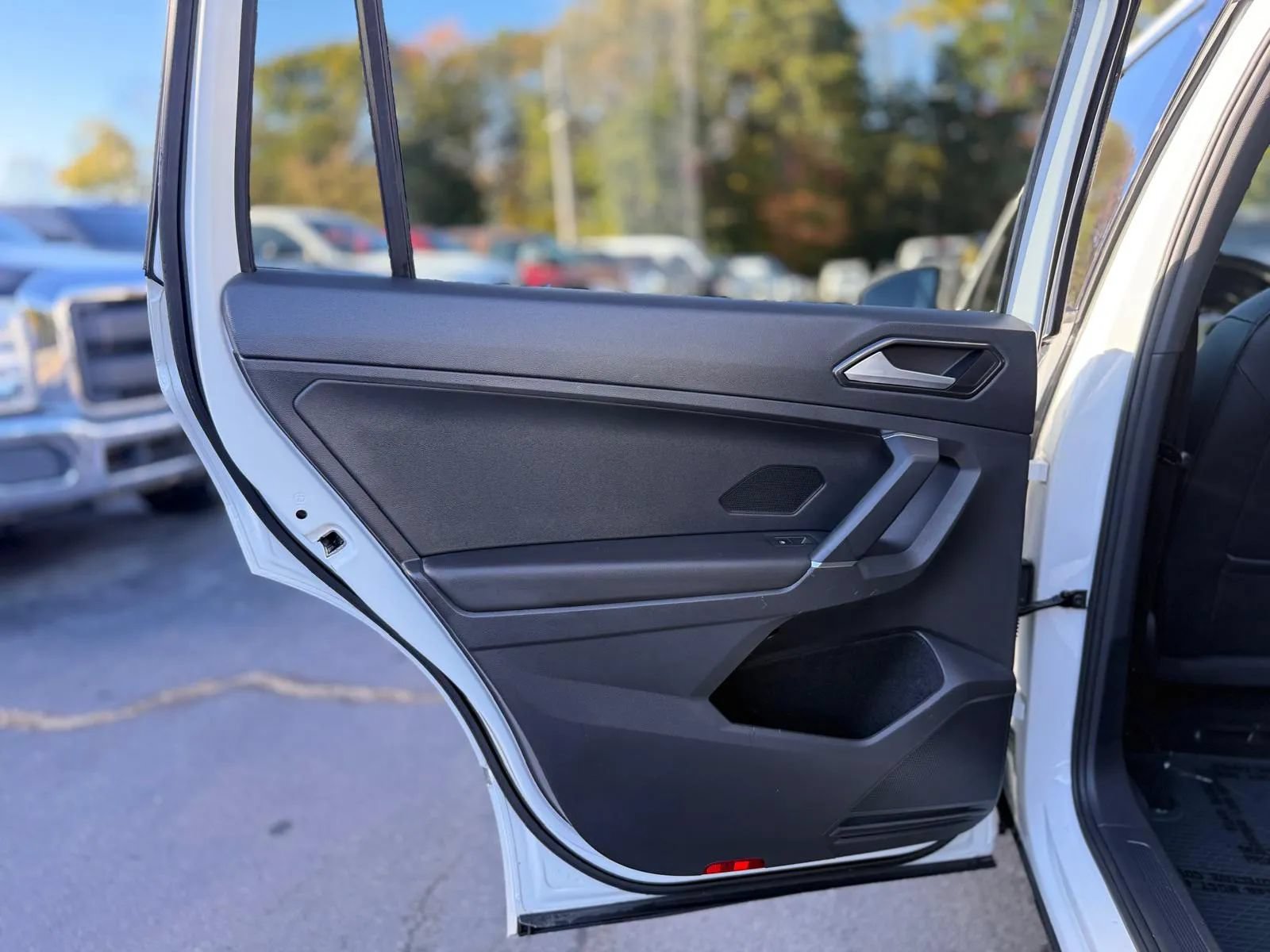 Used 2018 Volkswagen Tiguan SEL w/ R-Line Package AWD/4WD image 26