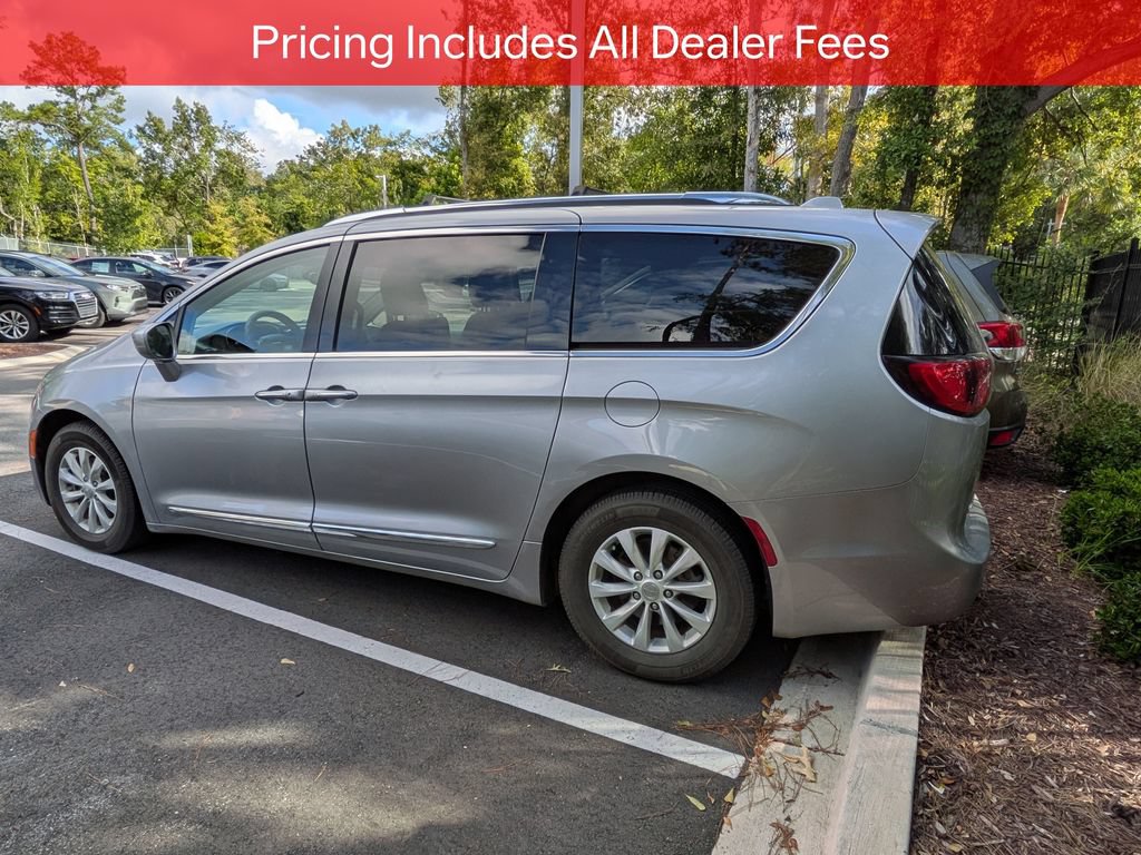 Used 2019 Chrysler Pacifica Touring-L FWD image 4
