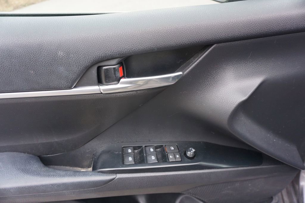 Used 2020 Toyota Camry LE image 4