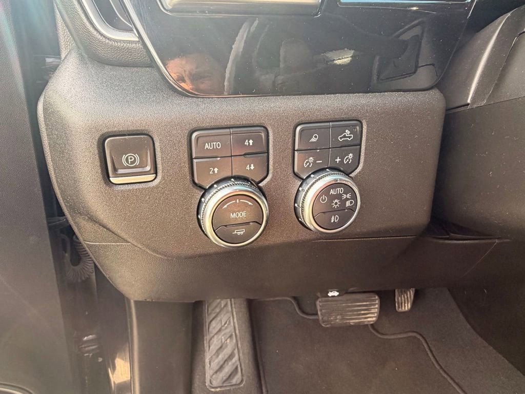 Used 2022 GMC Sierra 1500 SLT w/ SLT Premium Plus Package AWD/4WD image 18