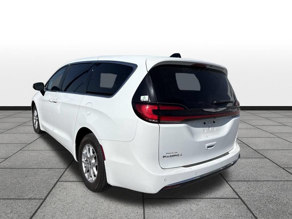 Used 2023 Chrysler Pacifica Touring-L FWD image 7