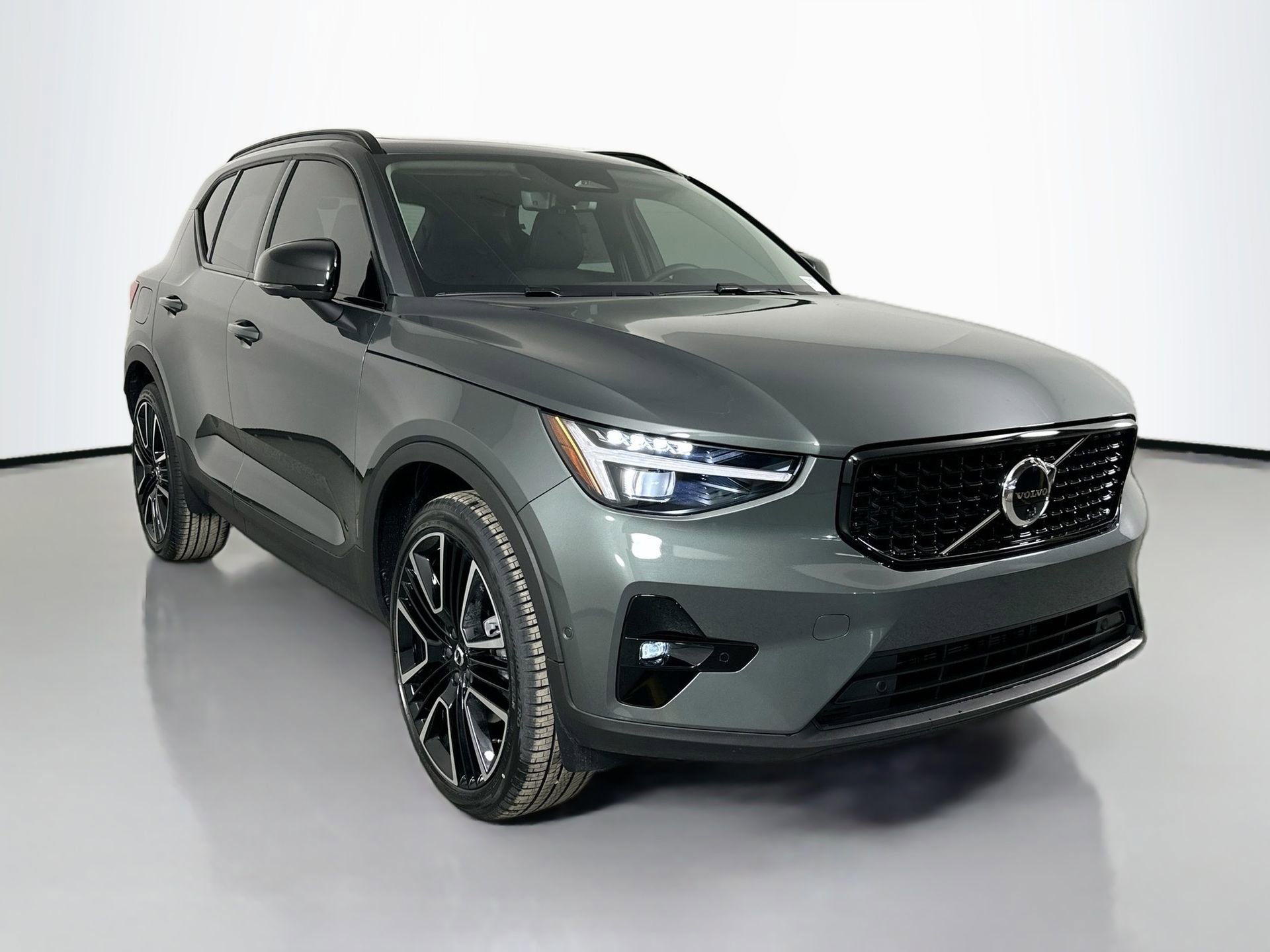 New 2026 Volvo XC40 B4 Plus w/ Climate Package image 3