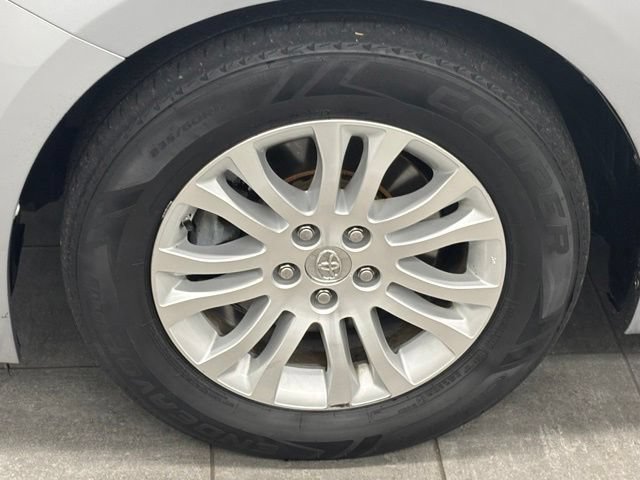Used 2015 Toyota Sienna XLE w/ XLE Navigation Package FWD image 6