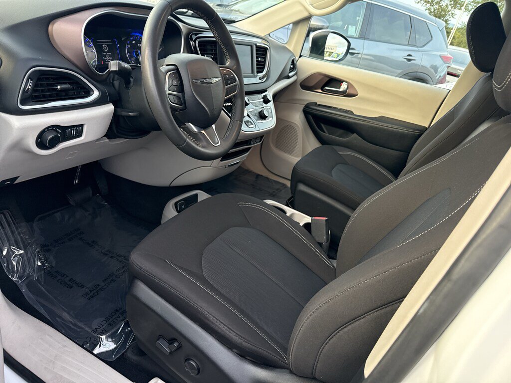 Used 2023 Chrysler Voyager LX FWD image 7