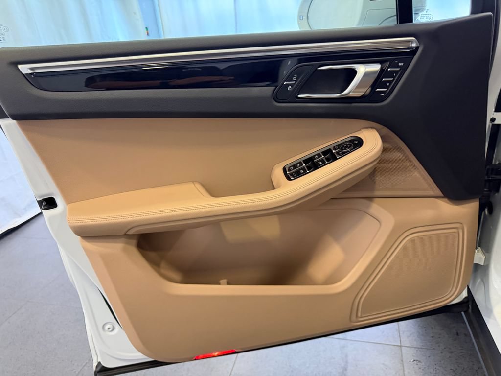 Certified 2023 Porsche Macan AWD/4WD image 14
