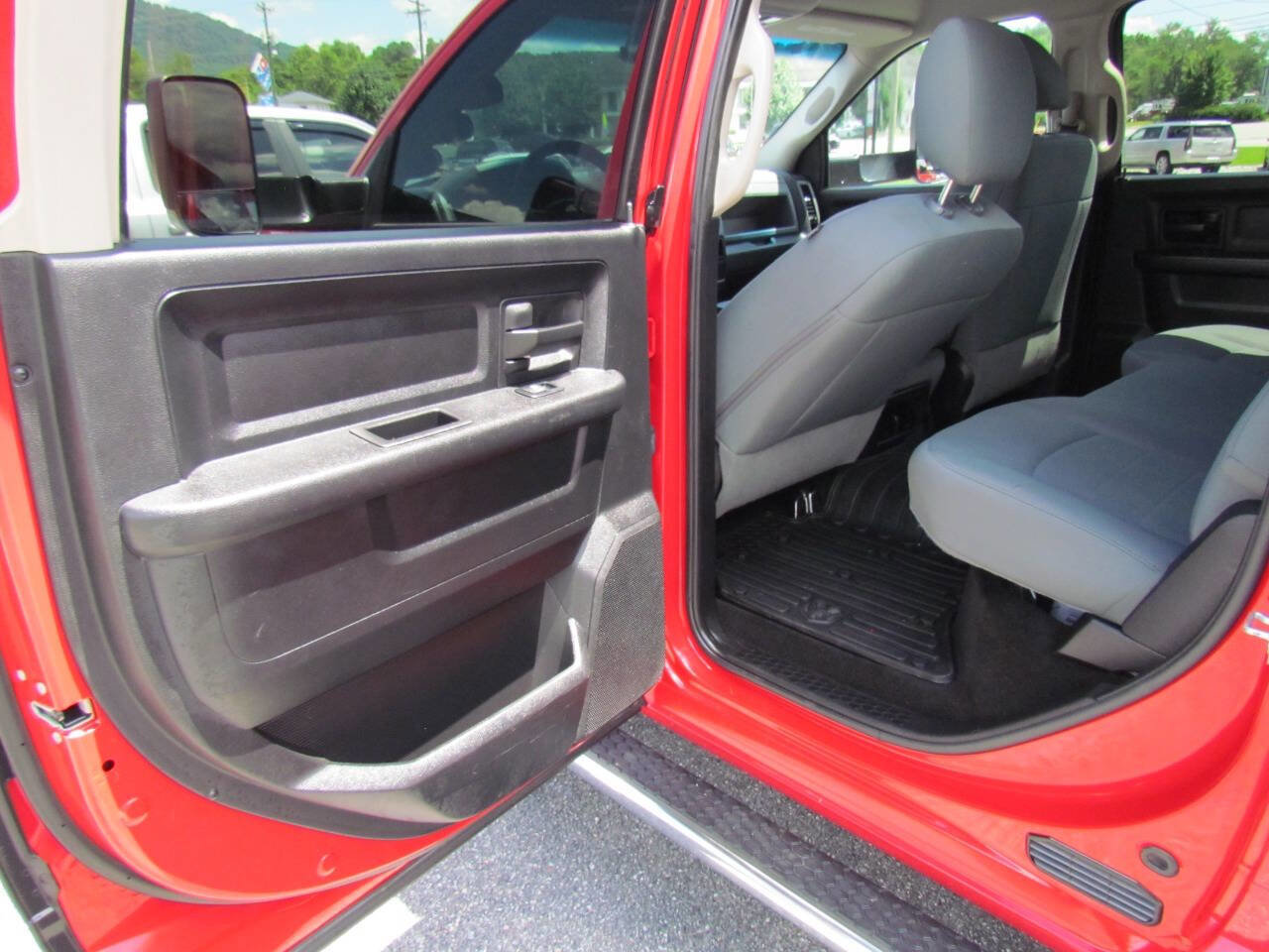 Used 2017 RAM 3500 Tradesman w/ Chrome Appearance Group image 12