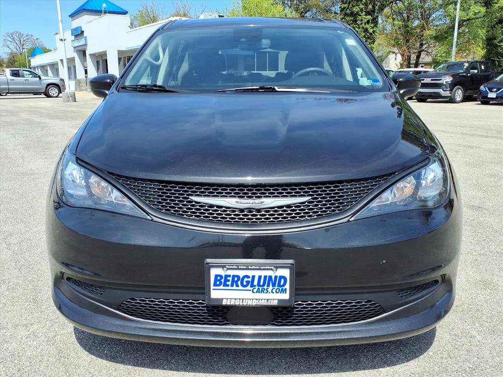 Used 2023 Chrysler Voyager LX image 9