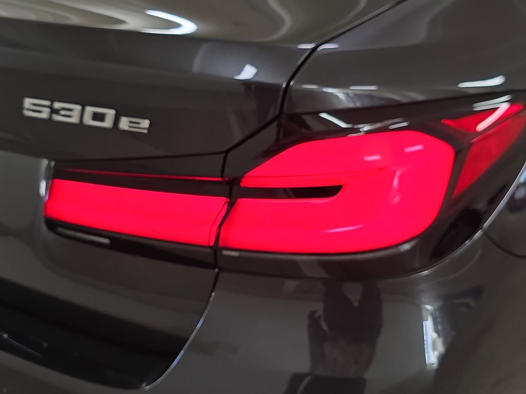Certified 2022 BMW 530e w/ Convenience Package image 30
