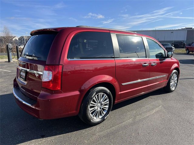 Used 2013 Chrysler Town & Country Touring-L w/ Driver Convenience Group image 7