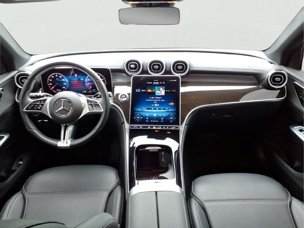 Used 2025 Mercedes-Benz GLC 300 image 23