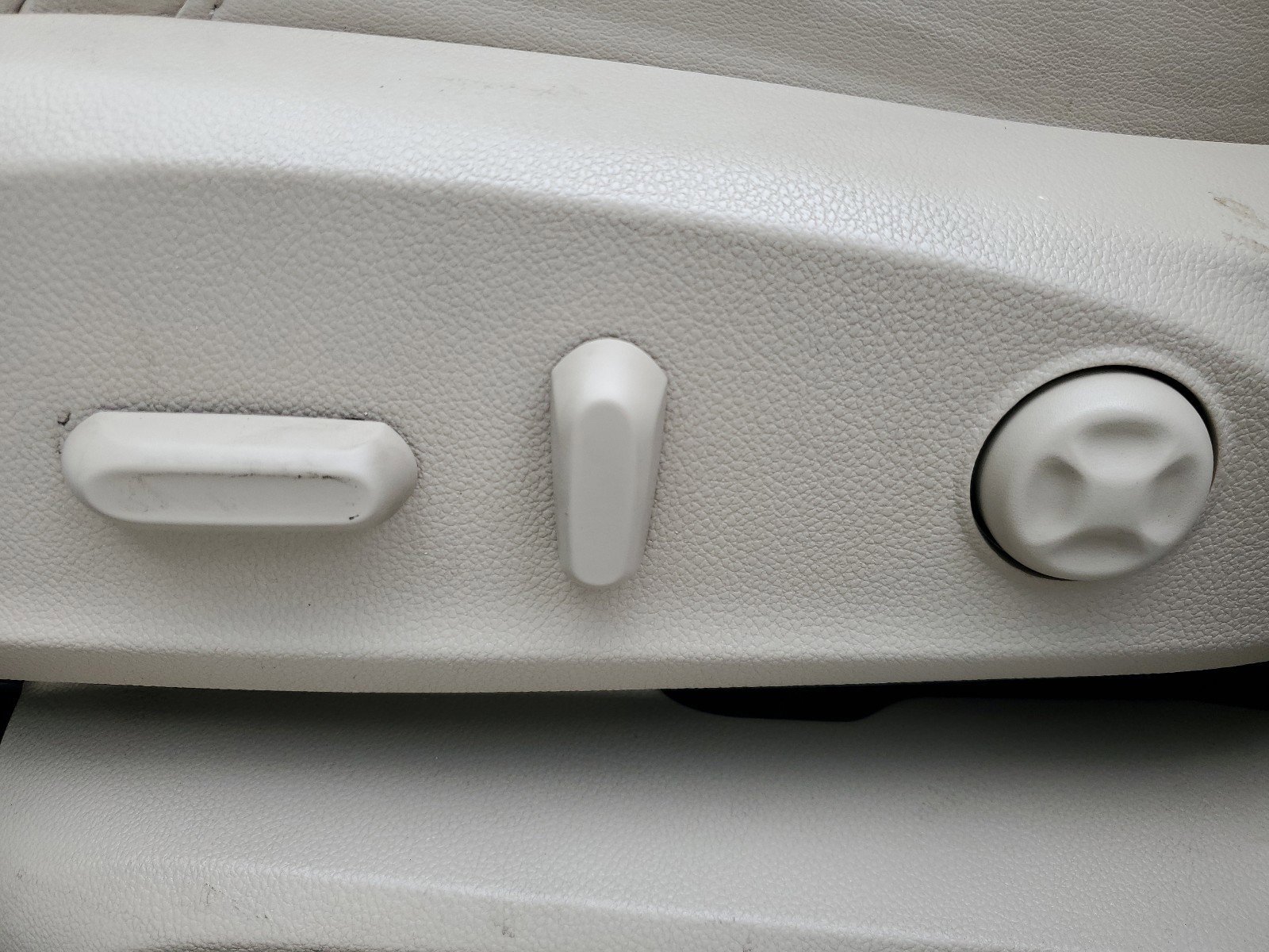 Used 2020 Buick Envision Essence w/ LPO, Cargo Package image 17