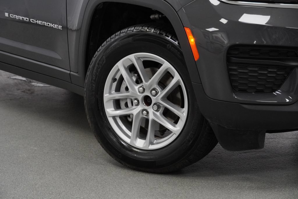 Used 2025 Jeep Grand Cherokee Laredo X AWD/4WD image 4