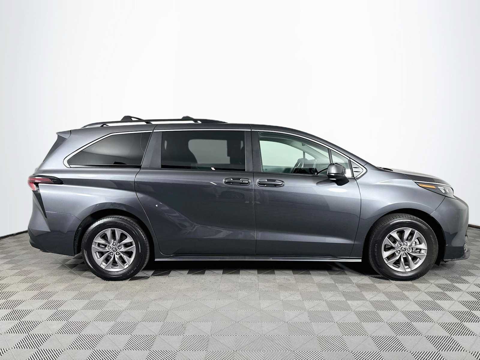 Used 2025 Toyota Sienna LE AWD/4WD image 4