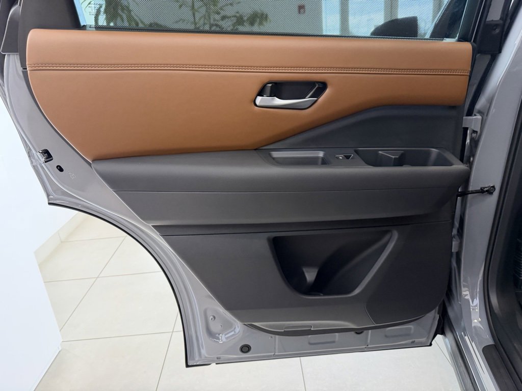 New 2025 Nissan Pathfinder Platinum w/ Cargo Package image 31