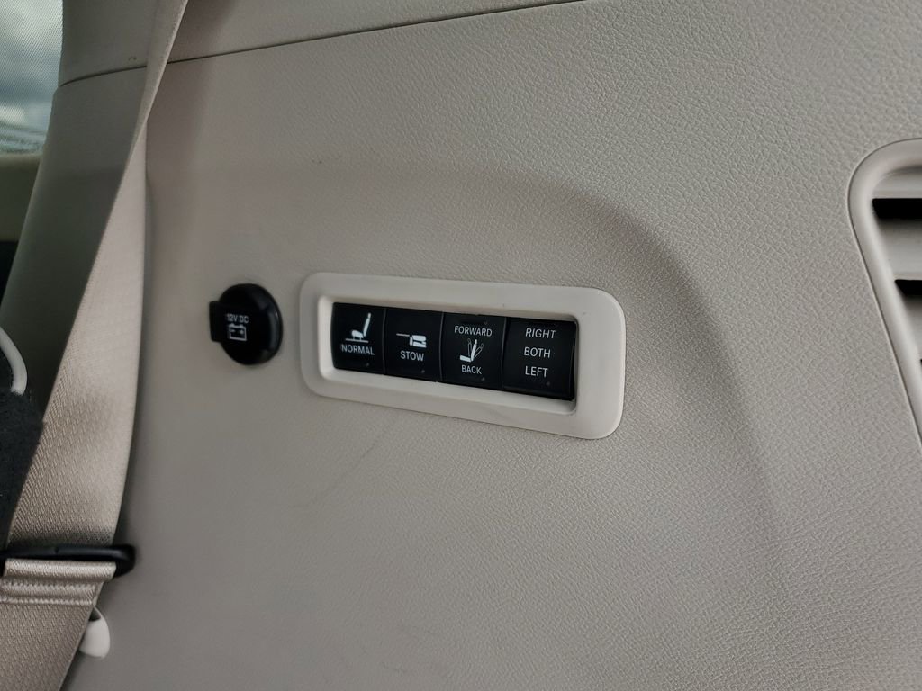 Used 2021 Chrysler Pacifica Limited w/ Uconnect Theater Family Group image 7