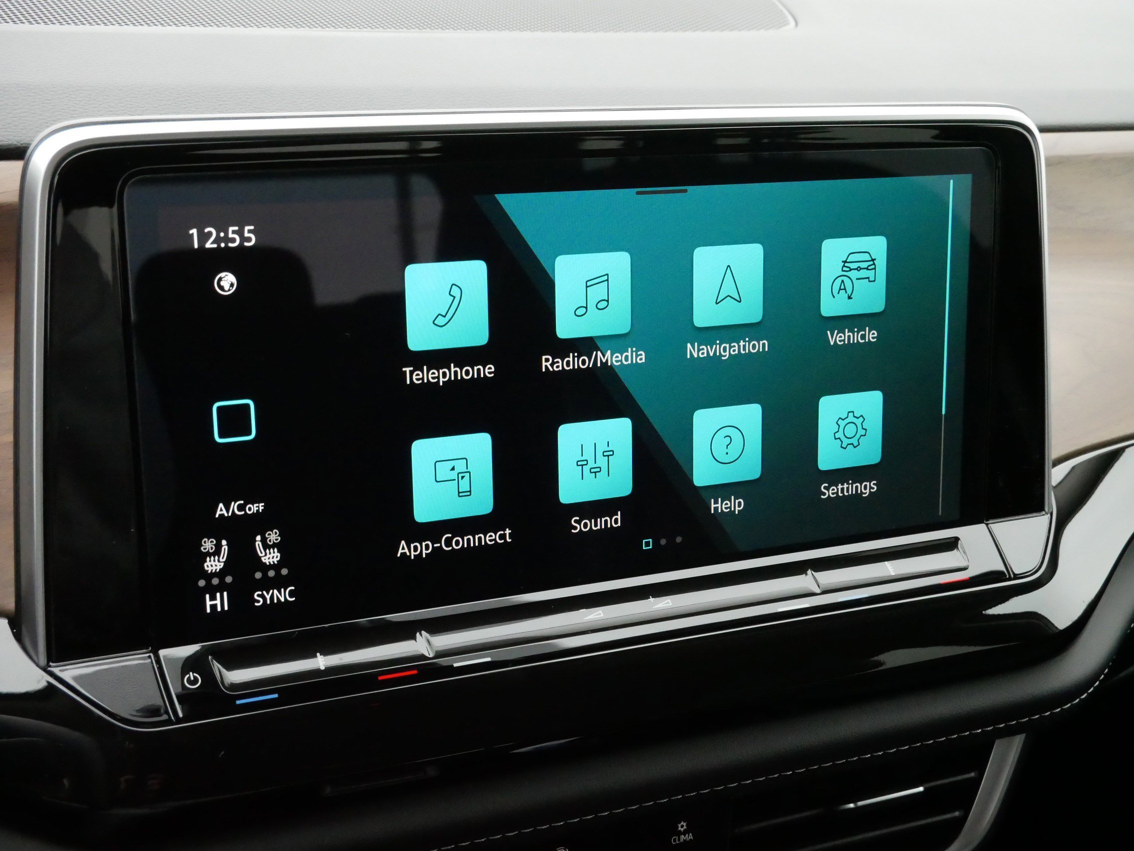 Certified 2025 Volkswagen Atlas SE image 22