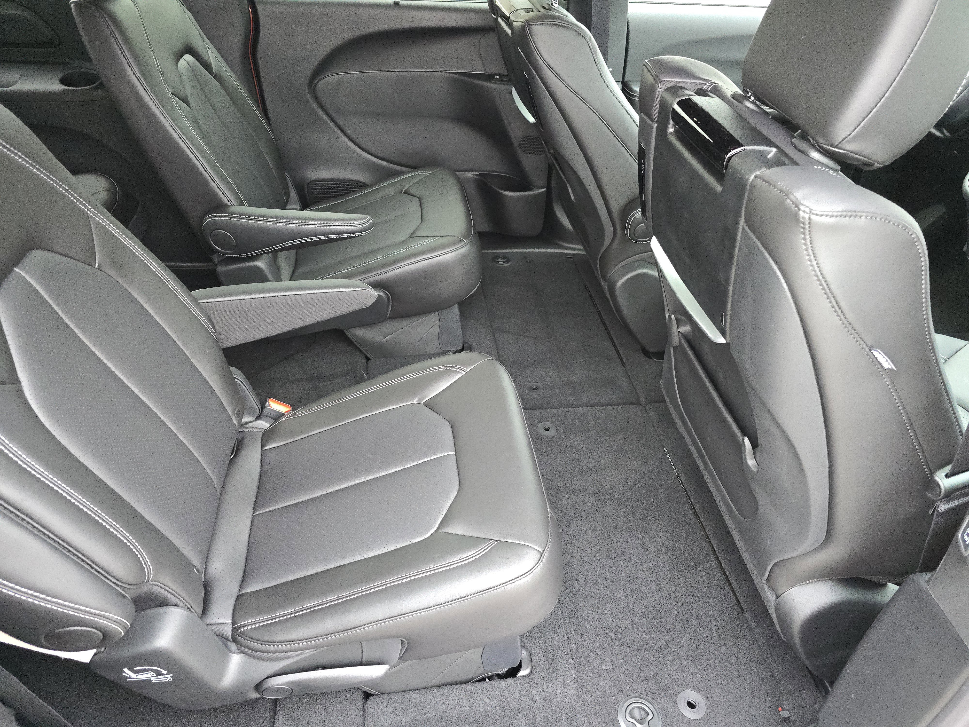 New 2026 Chrysler Pacifica Select FWD image 25