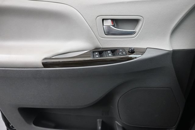 Used 2020 Toyota Sienna XLE FWD image 26