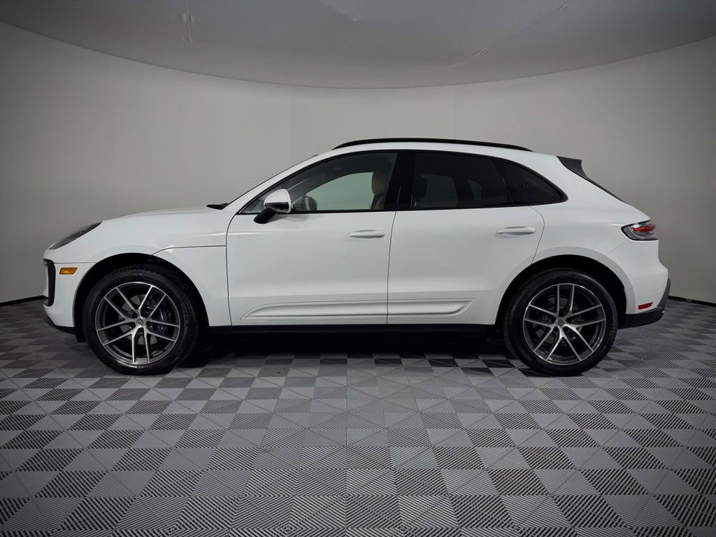 Certified 2024 Porsche Macan AWD/4WD image 2