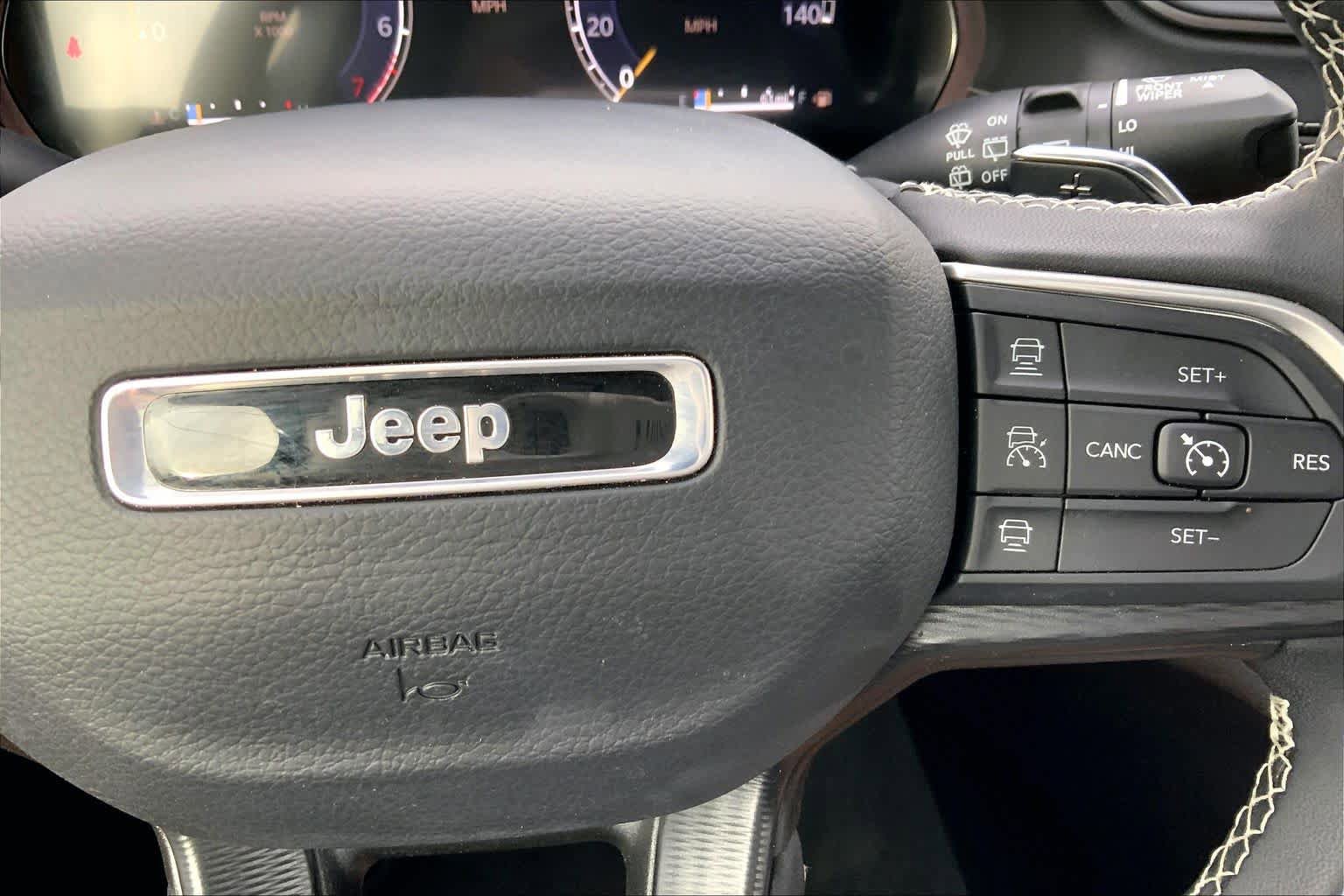 Used 2025 Jeep Grand Cherokee Altitude AWD/4WD image 25