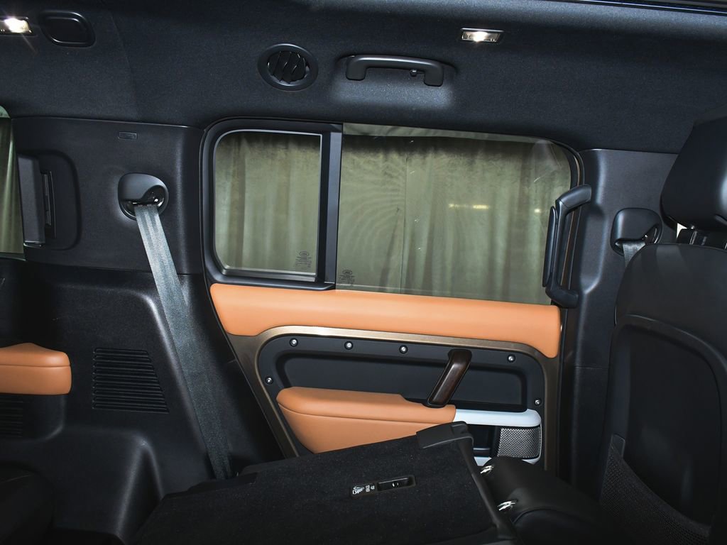 Used 2024 Land Rover Defender 130 X-Dynamic SE image 63