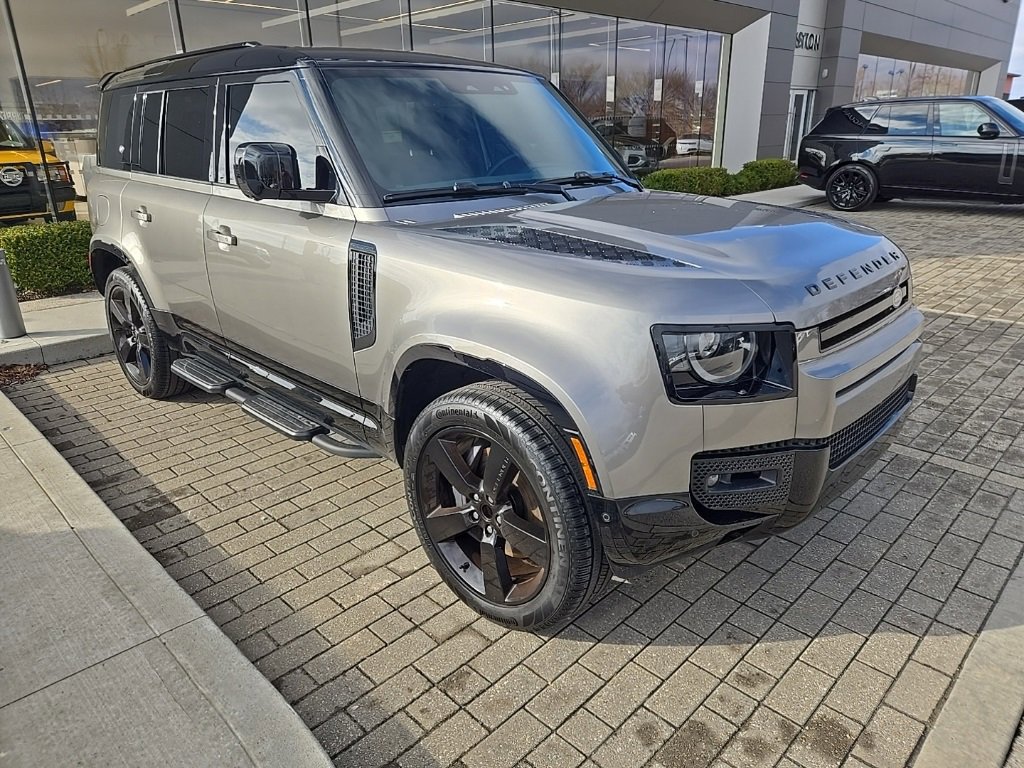 Used 2024 Land Rover Defender 110 X-Dynamic SE image 3