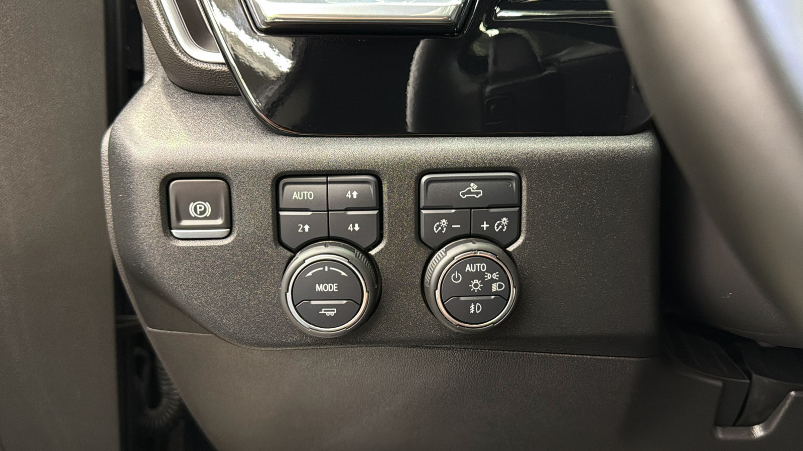 Used 2025 Chevrolet Silverado 1500 LT Trail Boss w/ Convenience Package II AWD/4WD image 23