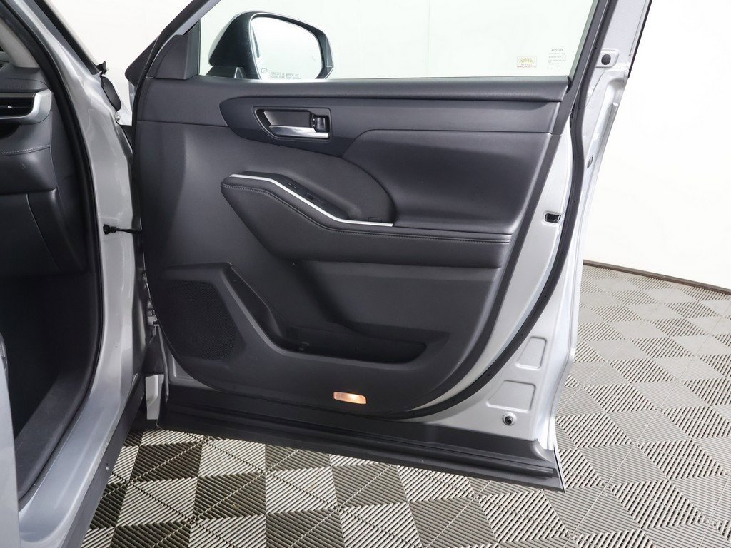 Used 2020 Toyota Highlander XLE image 25