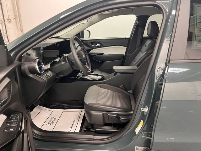 Used 2025 Chevrolet Trax LT FWD image 24