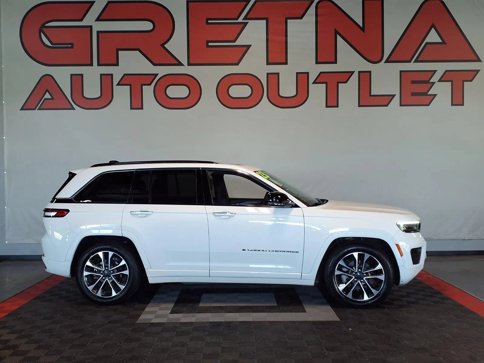 Used 2023 Jeep Grand Cherokee Overland w/ Luxury Tech Group IV AWD/4WD image 1