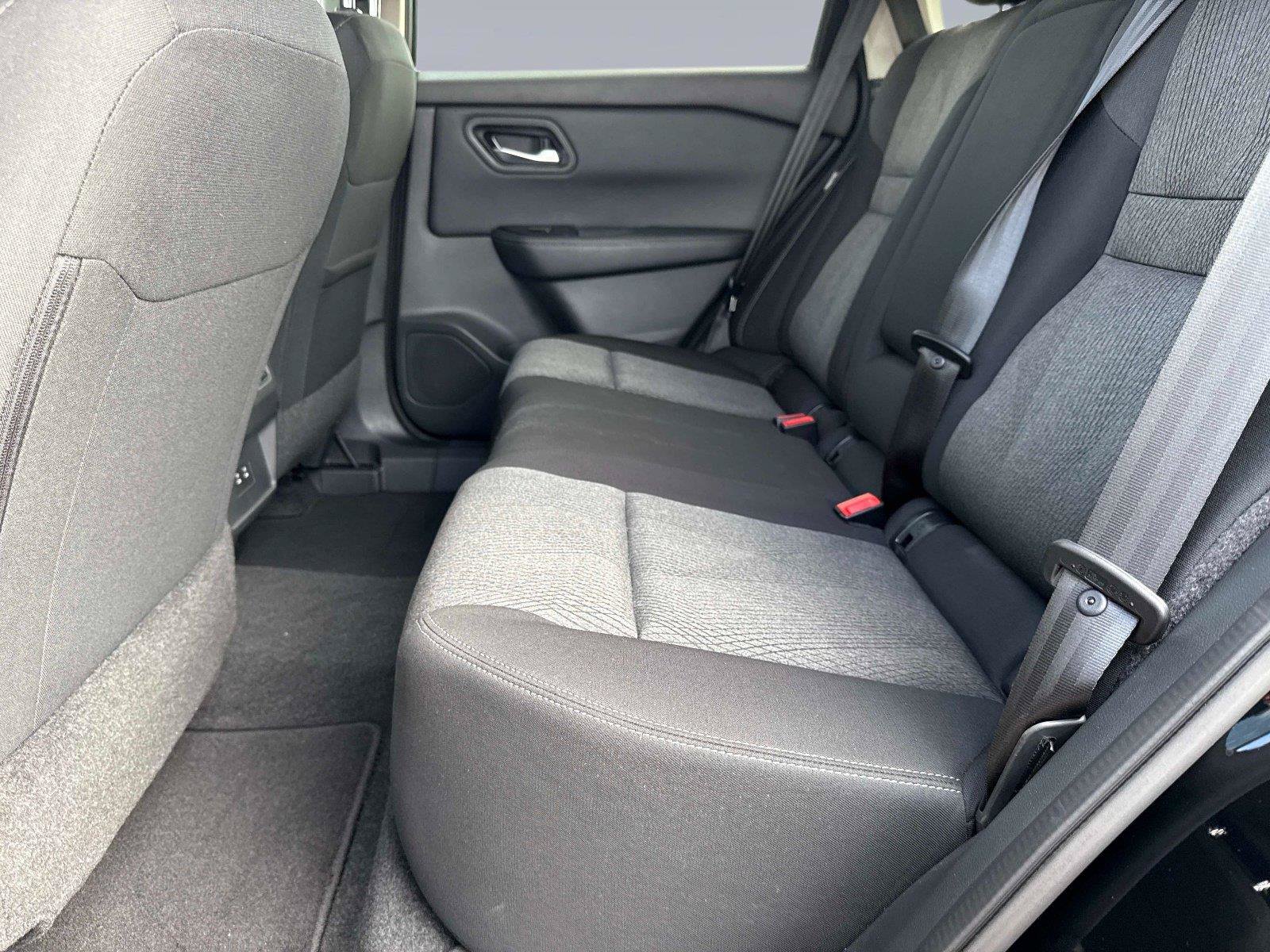 Used 2024 Nissan Rogue SV FWD image 15