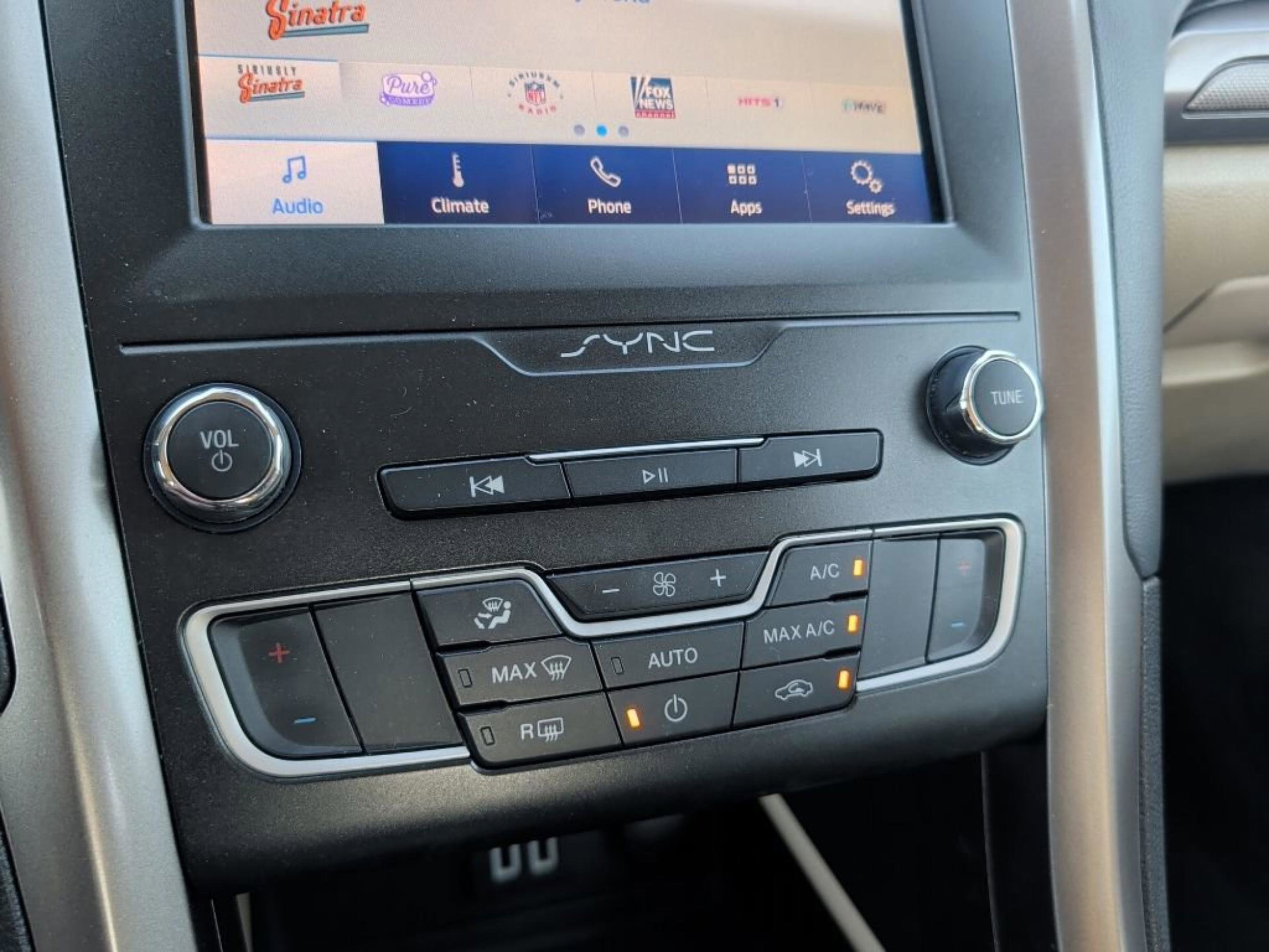 Used 2020 Ford Fusion SE image 24