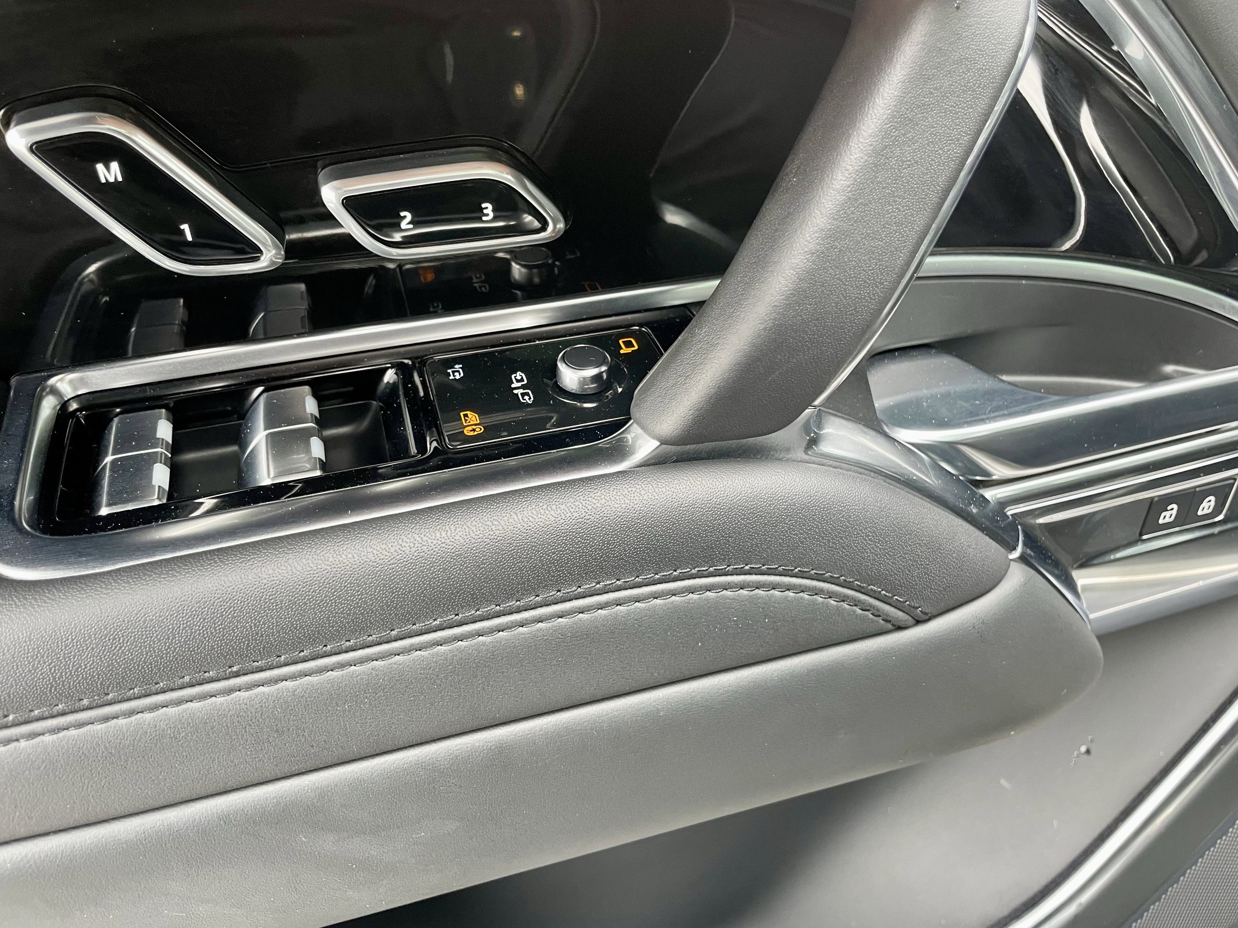 Certified 2023 Land Rover Range Rover SE image 11