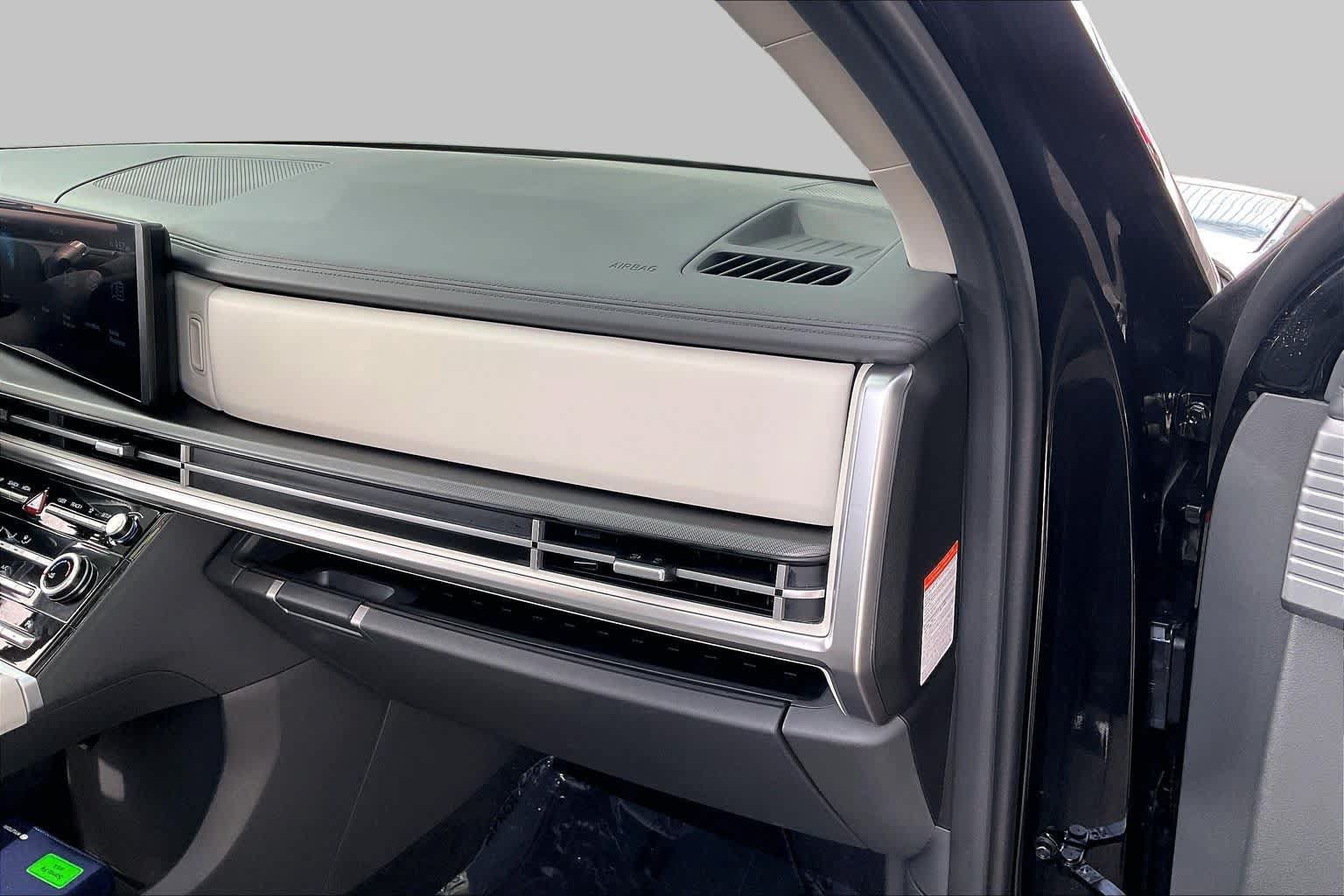 Certified 2025 Hyundai Santa Fe SE FWD image 19