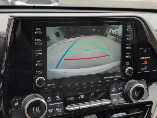 Used 2020 Toyota Highlander XLE AWD/4WD image 23