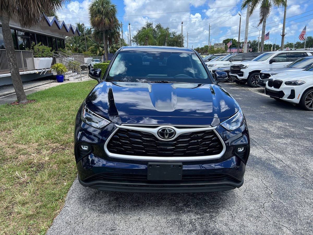 Used 2022 Toyota Highlander LE AWD/4WD image 3