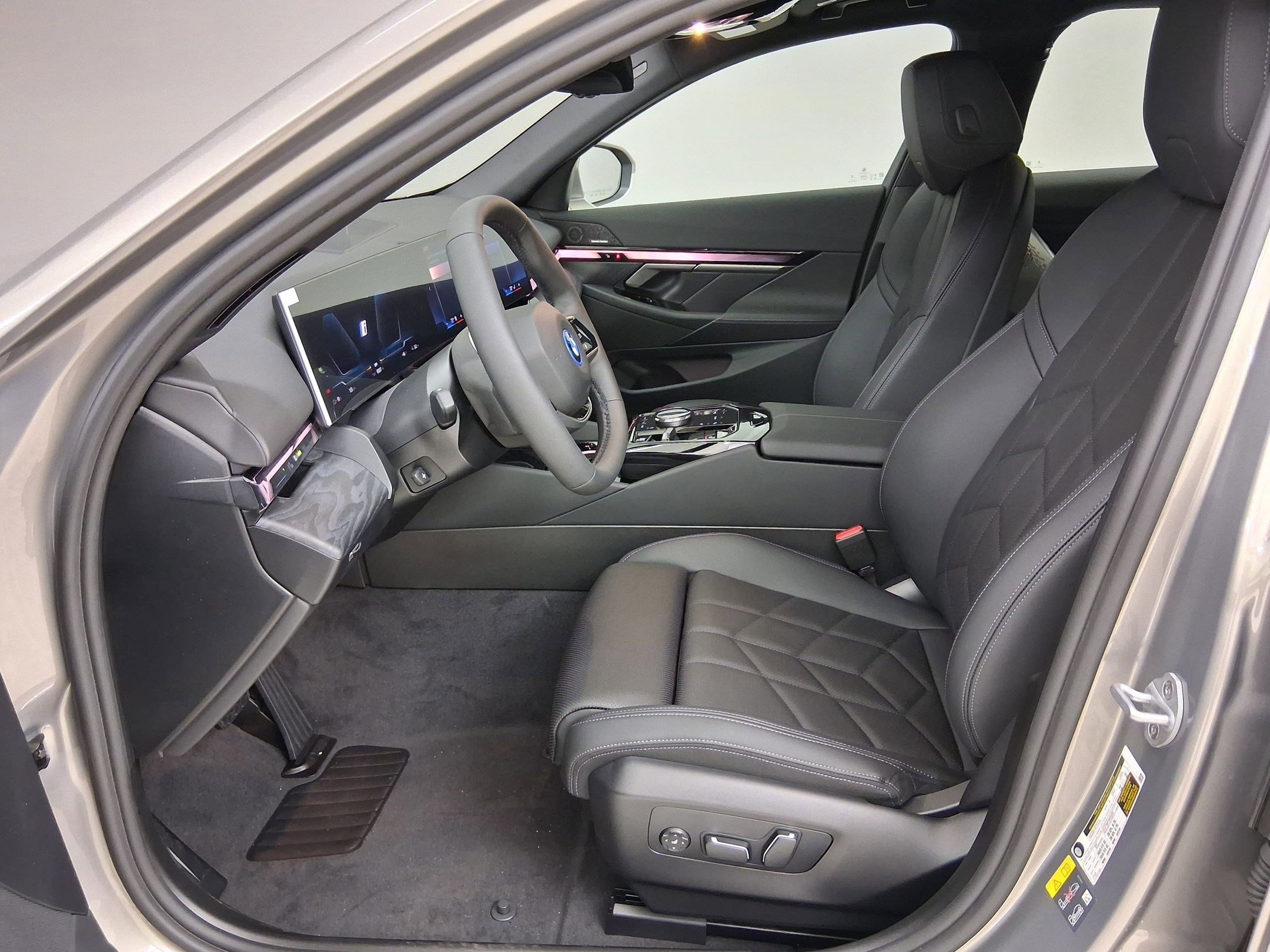 New 2026 BMW i5 eDrive40 w/ Convenience Package RWD image 3