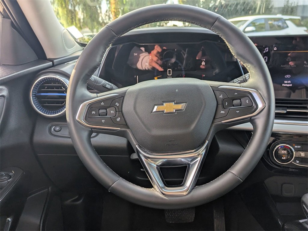 Used 2025 Chevrolet Trax LT w/ LT Convenience Package image 18