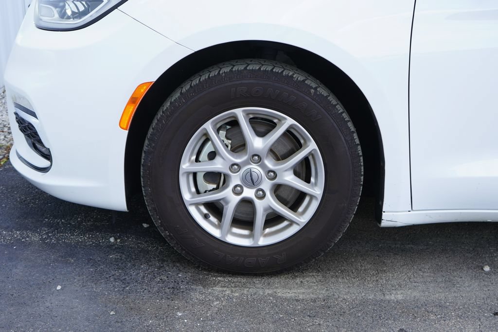 Used 2025 Chrysler Pacifica Select FWD image 6