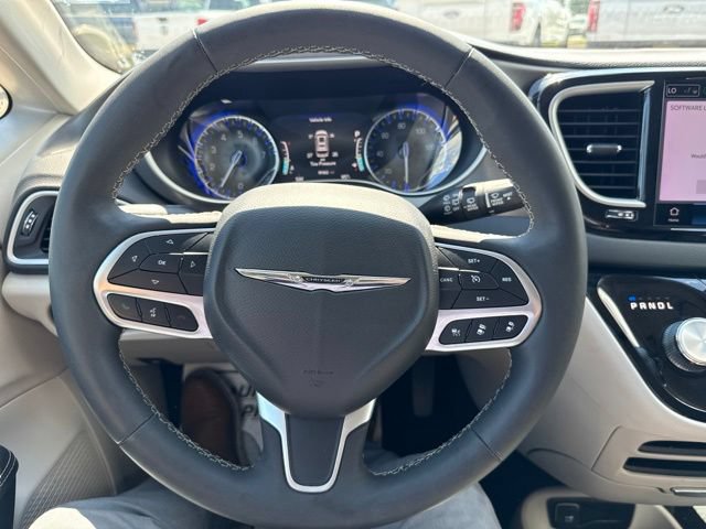 Used 2023 Chrysler Pacifica Touring-L FWD image 12