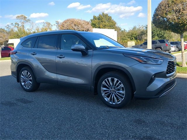 New 2026 Toyota Highlander Platinum image 2